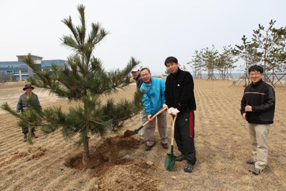 동해연구소내 식목행사 및 해변정화작업_image2