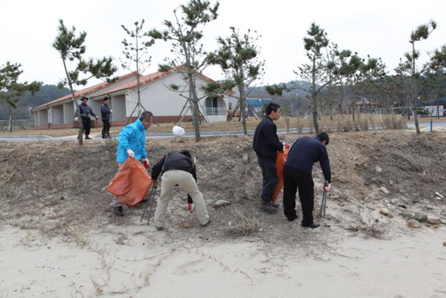 동해연구소내 식목행사 및 해변정화작업_image8